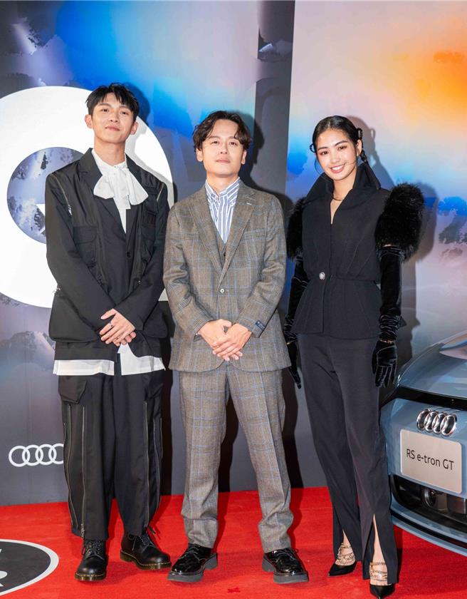 雷嘉汭（最右）以Balmain打造自身的奢华感。左起林耀瑝、导演唐福睿（石智中摄）