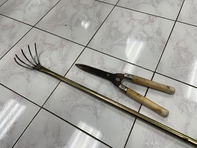 57岁潘姓男子持钉耙与园艺剪，与店员发生纠纷。（图／警方提供）