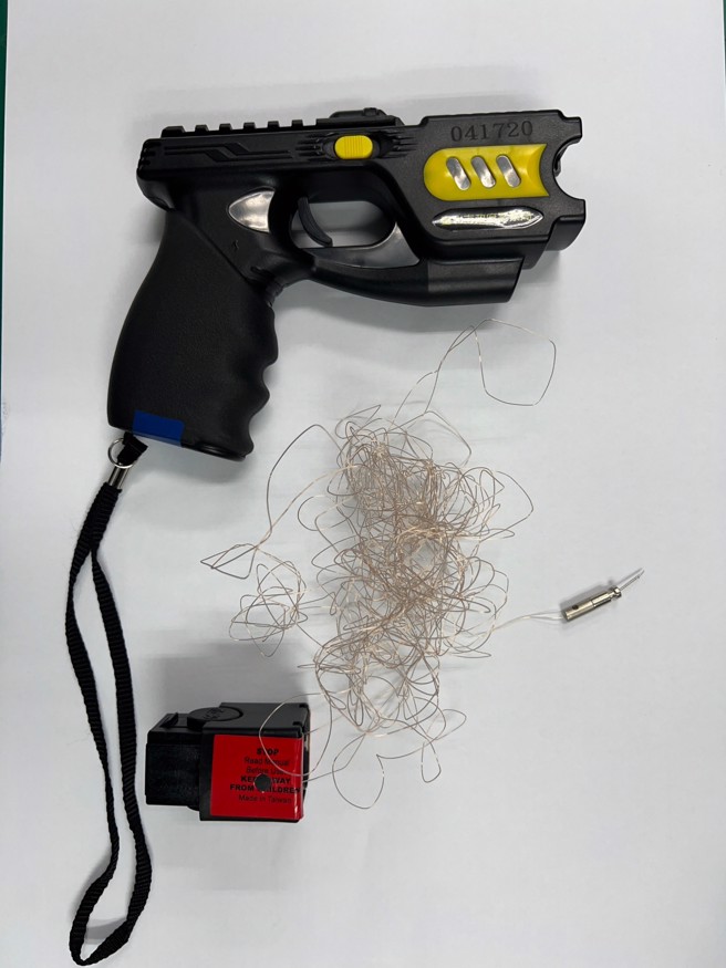 57岁潘姓男子持铁耙攻击员警，员警见状立即使用电击枪射击并压制上铐逮捕。（图／警方提供）