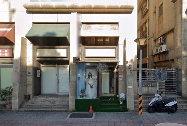 这间婚纱顾问公司，白天婚纱女偶状况是这样的。（翻摄google地图）