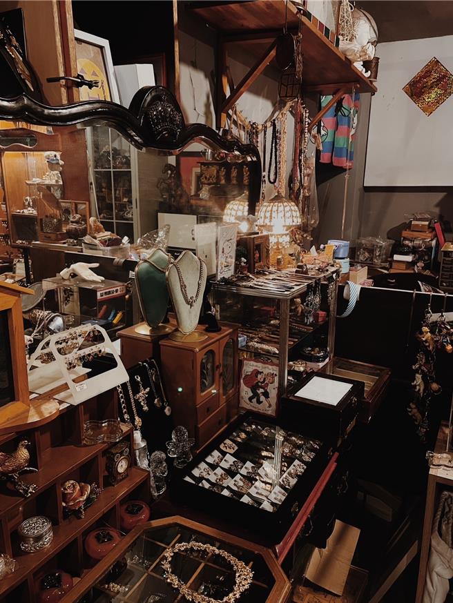 四四南村广场将化身成復古的旧物市集，在夜幕笼罩的旧时气氛中，民眾可寻找喜欢的古着、玩具、相机与老物。(台湾中子创新股份有限公司提供)