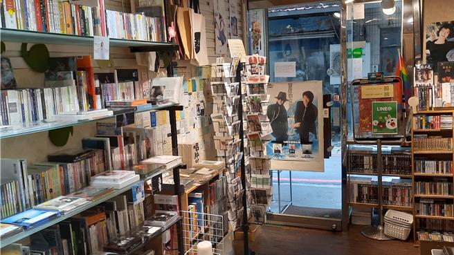 「好丘」邀请「没有新歌」的唱片行于復古音乐厅中播放经典老歌。(台湾中子创新股份有限公司提供)