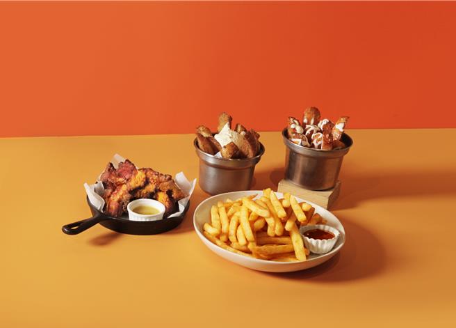 「好丘」信义店在「耶耶～夜市集」当天，店内会特别准备各式炸物，搭配啤酒与音乐，让民眾沉浸在音乐狂欢夜。(台湾中子创新股份有限公司提供)