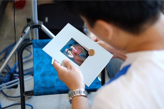 復古时尚街拍活动在特定打卡拍照点，拍照上传并完成指定条件，即可兑换限量的眷村风格纪念小物。(台湾中子创新股份有限公司提供)