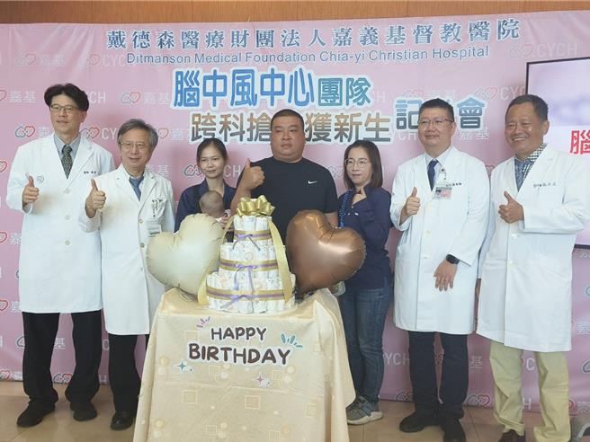 张姓妇人经嘉基医院脑中风团队以「血管内动脉瘤栓塞」手术救治后，顺利生产。（廖素慧摄）