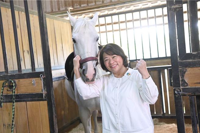 嘉义市长期照顾管理中心20日在幸福山丘举办喘息之旅，嘉义市长黄敏惠也来体验跟马儿来个亲密接触。（嘉义市政府提供∕吕妍庭嘉义传真）
