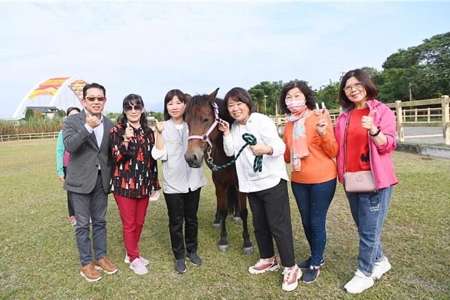 嘉义市长期照顾管理中心20日在幸福山丘举办喘息之旅，让家庭照顾者体验跟马匹互动。（嘉义市政府提供∕吕妍庭嘉义传真）