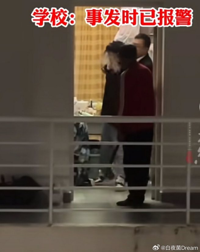 男学生头戴假髮扮女装进入女生宿舍楼求复合，却被工作人员反剪双手带出。（翻摄微博）