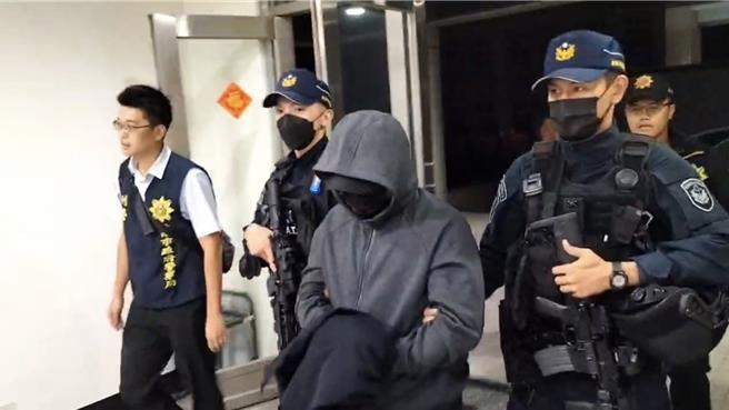 台南市北門區光電槍擊案，槍手許勝嶸（右二）今天晚間遭檢方聲押。（讀者提供／張毓翎台南傳真）