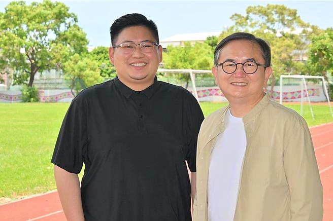 民进党现任立委刘棹豪（右）日前宣布退党参选台东区域立委，被视为刘派人马的台东市丰荣里长施皓轩（左）今也退党表明挺刘。（摘自施皓轩脸书／萧嘉蕙台东传真）