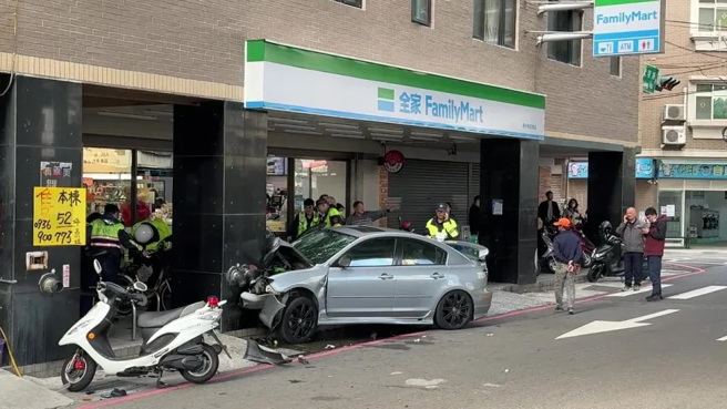 谢嫌在武陵路金竹路口因车辆失控自撞便利超商骑楼。（翻摄中天新闻）