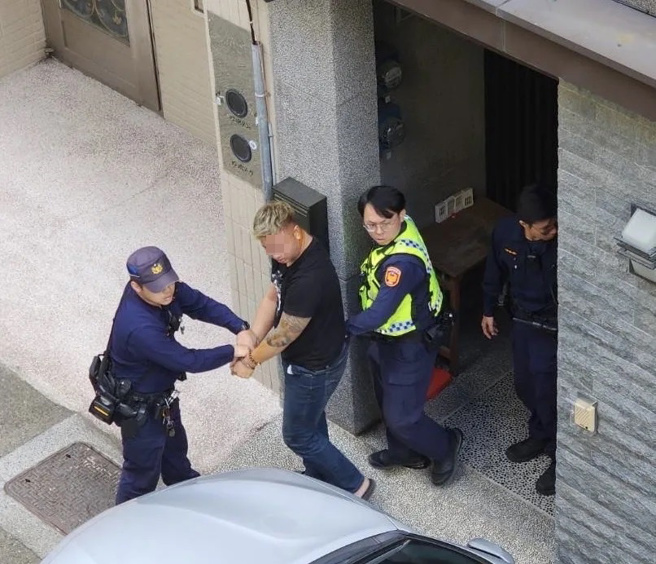 警方经目击民眾指引，前往民宅将躲在阳台的谢嫌上铐逮捕。（翻摄中天新闻）
