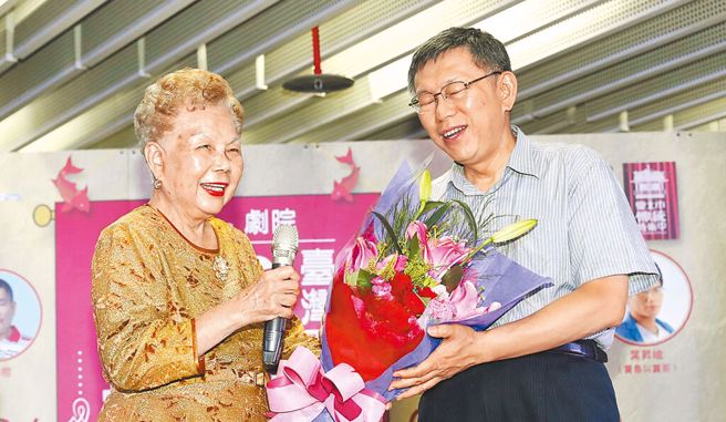 前立委沈富雄20日表示，「柯文哲一年來的操作，不能洩漏一點點消息，所以我覺得柯媽媽很可憐，要是我現在像柯文哲，我一定私底下告訴我媽媽」。圖為2019年5月5日，台北市長柯文哲（右）獻康乃馨花束給母親何瑞英。（本報資料照片）