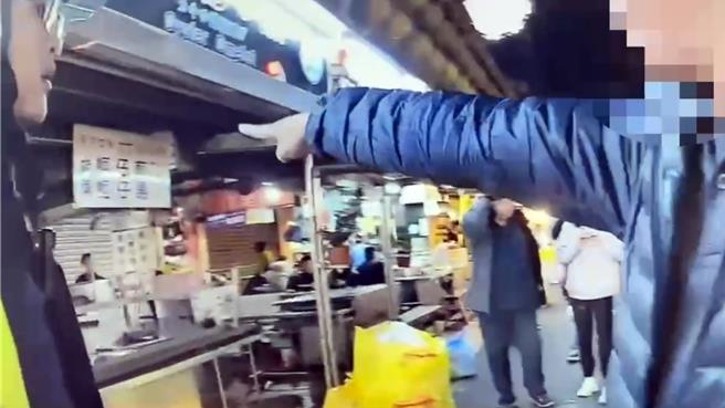 基隆市庙口夜市20日凌晨发生聚眾斗殴案，警方询问目击者案发经过。（翻摄照片／张志康基隆传真）