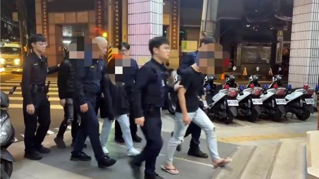 基隆市庙口夜市20日凌晨发生聚眾斗殴案，警方20日晚间将2名嫌犯及1名关系人带回说明，并朝向涉犯聚眾斗殴及违反社维法方向侦办。（翻摄照片／张志康基隆传真）