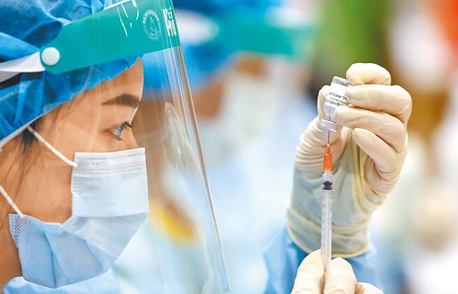 而从支持者的立场观之，政府终于认清一个事实：医疗体系运作中最重要的骨干－24小时直接照顾病人的第一线护理人员，长期面临低薪、血汗，在COVID-19之后，已经无法继续替大家「撑盘」。图／本报资料照片