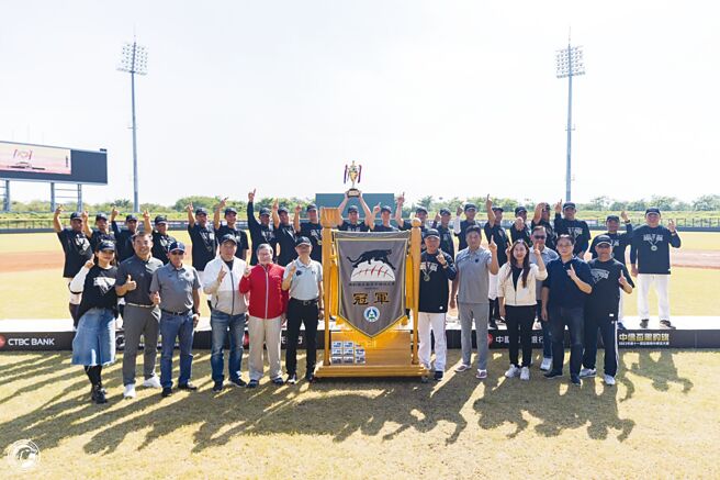 桃园市平镇高中勇夺2023年第11届中信杯黑豹旗冠军，教育部体育署组长蔡忠益（前排左六）、中华棒协理事长辜仲谅（前排右五）、中信银行副董事长詹庭祯（前排左五）等贵宾与冠军队伍合影。图／中华棒协提供