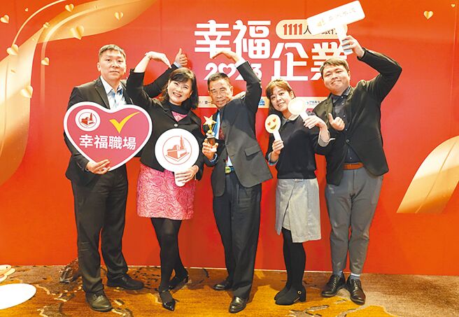 亚泥营造待遇、福利俱佳的工作环境，有效激励员工向心力，荣获人力银行幸福企业金奖肯定。图／亚泥提供