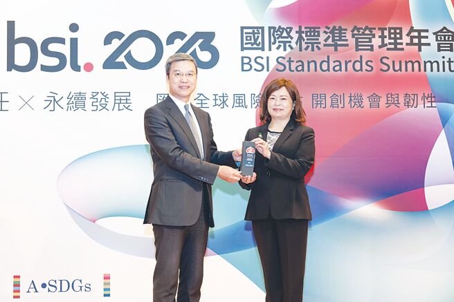 上银荣获BSI「永续韧性杰出奖」；图为BSI英国标准协会东北亚区总经理蒲树盛（左）、代表领奖的上银独立董事李惠秀（右）。图／业者提供