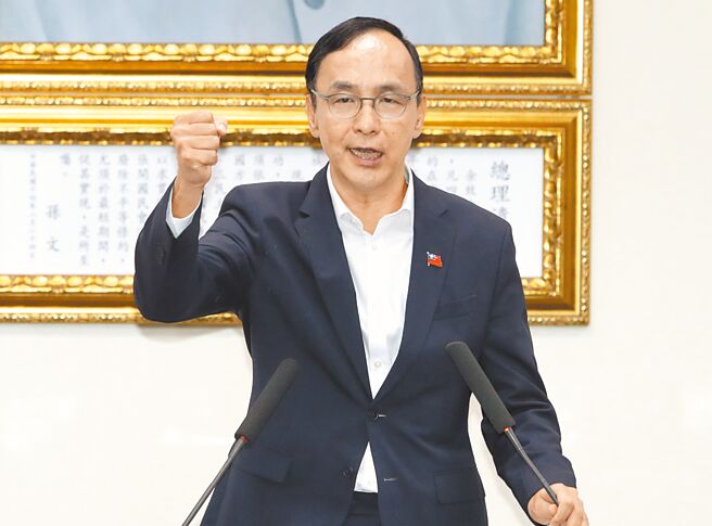 國民黨主席朱立倫19日在中常會表示，雖然藍白合有點卡關，國民黨會隨時ready，雙方幕僚仍保持溝通，也許要到22日才能確認。（資料照／鄭任南攝）