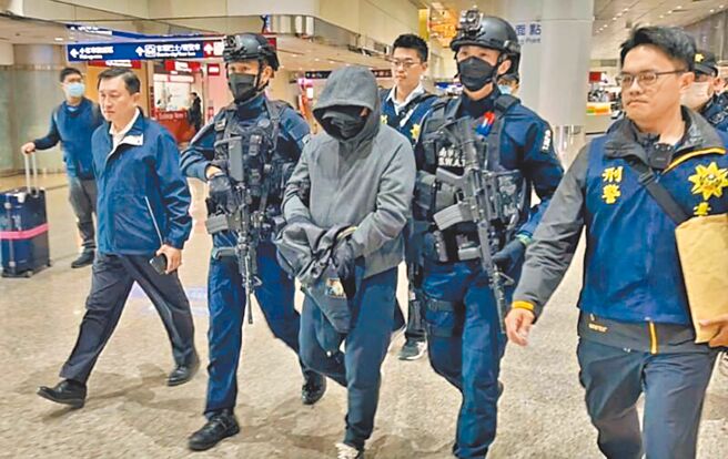 台南市北门区枪击案，许姓枪手潜逃菲律宾多日后于19日返台，台南市刑警大队在桃园机场逮捕嫌犯。 （中新社）