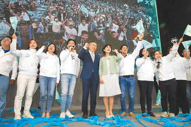 藍白合卡關，原已簽字同意協議的柯文哲出爾反爾。柯文哲或許該低頭看看衣領上「KP」徽章，不正是要求須遵守諾言（Keep Promise）嗎？圖為「Team KP誓師大會」19日在新北市板橋體育館舉行，民眾黨總統參選人柯文哲（左五）與黨籍立委參選人們一起合唱歌曲。（劉宗龍攝）