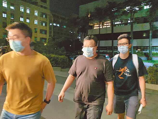 涉嫌收贿泄密给诈欺集团的前北市警局寧夏派出所所长叶育忻（中），目前已被起诉。（本报资料照片）