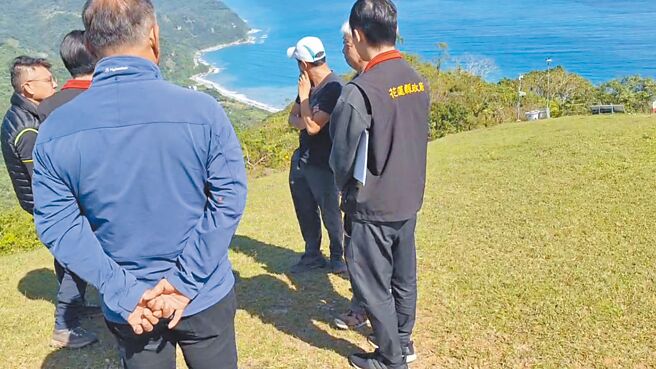 嘉义县27岁萧姓女子18日与男友到花莲丰滨乡体验飞行伞，疑因安全扣环松脱坠落地面，伤重不治，花莲县政府与检警19日上午前往事故处勘察，将调阅相关影片，厘清事发原因。（民眾提供／罗亦晽花莲传真）