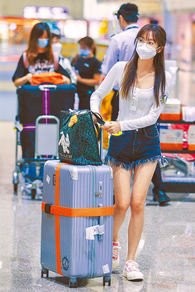 学者表示，这几年香港招生环境非常严峻，2023年港生来台人数应该不乐观！图为2021年9月14日，搭机抵台的境外生，在出关后准备前往机场採检站採样。（本报资料照片）