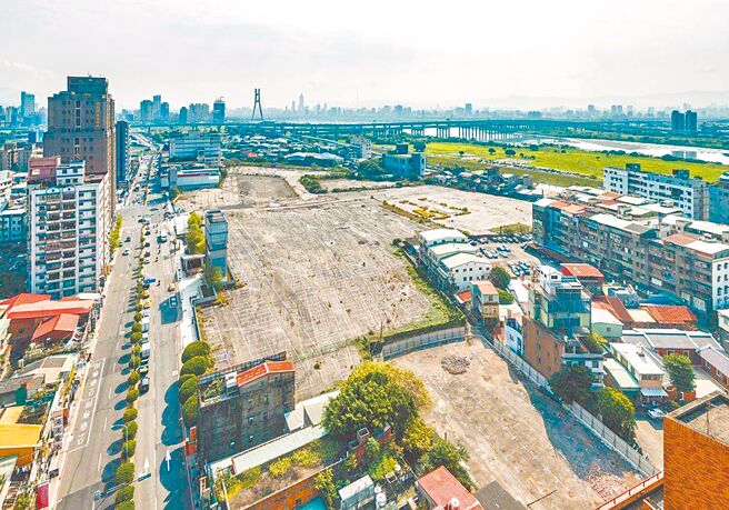 三重第二行政中心預計2026年完工，不過新北市城鄉局編列一筆15億餘元的預算，提升建築規格，讓無黨籍市議員李翁月娥質疑不合理，應在當初協商時就掌握主導權要求相關規格。（本報資料照片）