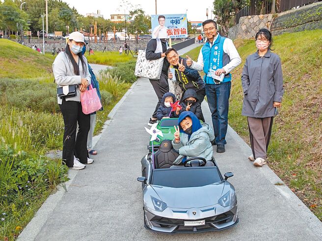 新北市立委八选区国民党参选人张智伦（后排右二）拥有台湾及美国会计师执照，他主张「服务再延续」，推动升级中和交通，提出4项交通计画，彻底解决中和居民的塞车之苦。（张智伦提供／高钧麟新北传真）