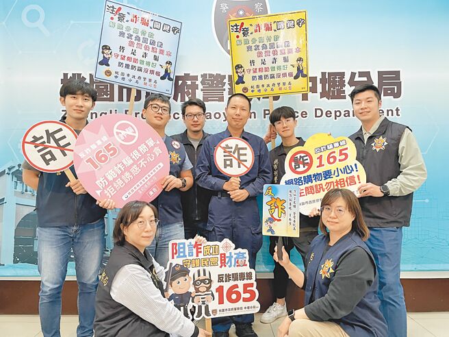 台湾手语协会协助桃市中坜警分局警员郭子鸣（后排右三）拍摄手语反诈宣导影片，全方位落实预防诈骗。（中坜警分局提供／吕筱蝉桃园传真）