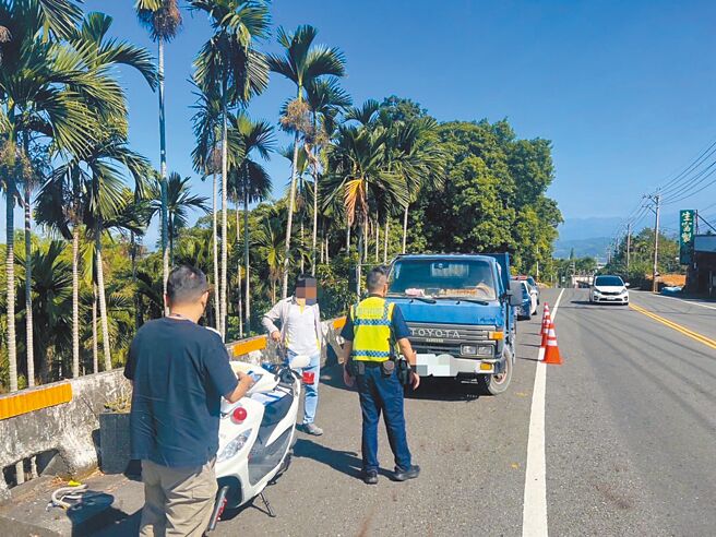 南投警分局主动拦查，18日在南投市与名间乡查获4名砂石车司机违法载运废弃土，其中1名司机同1天还被查获2次，总计1天就查获5起违法倾倒废土案，均依违反《废弃物清理法》移送地检侦办。（南投县政府提供／曾雪蒨南投传真）