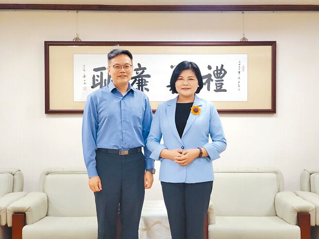 云林县长张丽善（右）为争取台积电及高科技产业落脚云林，21日起将带领建设处长李建兴（左）等人飞往日本熊本取经3天。（周丽兰摄）