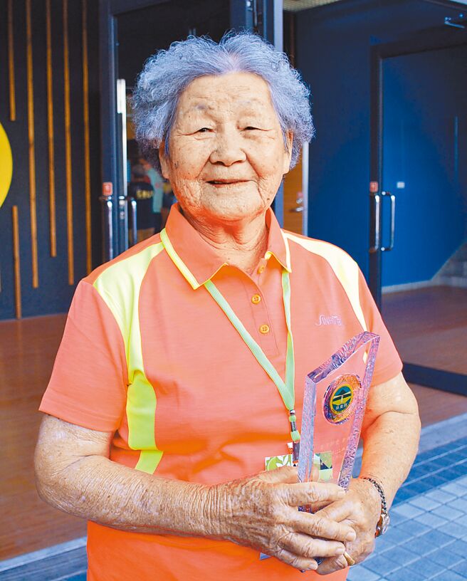 高齡87歲的高柯新愛榮獲屏東縣志工金質獎，把社會參與精神發揮淋漓盡致。（林和生攝）
