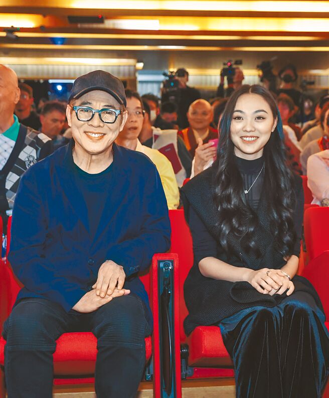 李连杰（左）19日宣传新书，大女儿Jane难得在台露面。（罗永铭摄）