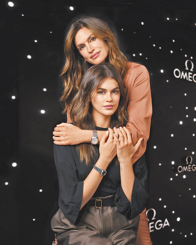 辛蒂克劳馥（后）与女儿凯亚葛柏一同入镜，母女俩都是天生丽质，看不出年龄差。（OMEGA提供）