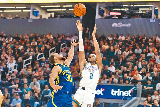 亚歷山大（右）在柯瑞面前后仰投篮。（路透）