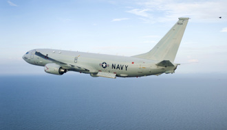 影》美军机衝出跑道坠海！海上漂画面曝