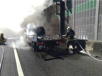 國1楠梓段小貨車起火全燒光 現場路況一度壅塞