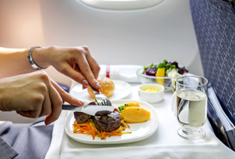 商務艙飛機餐驚見「進口狗糧」！乘客驚呼：到底是啥？