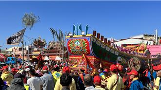 台南「柳營王醮」 上百人拉王船出廠 稚童大喊加油