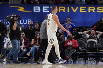 NBA》約基奇「攤手抗議」遭驅逐出場 金塊仍險勝活塞