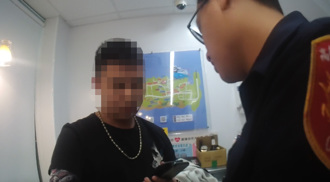 桃園男連2晚睡超商 鼓山警上前關切讓他身分曝光