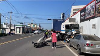 竹南貨櫃車失控撞民宅！車頭撞爛 7汽機車慘被波及