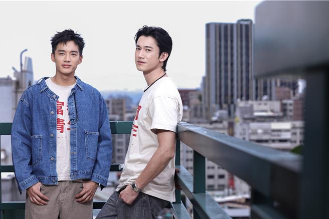 吴慷仁（右）与陈泽耀为《富都青年》一同接受本报专访。（罗永铭摄）