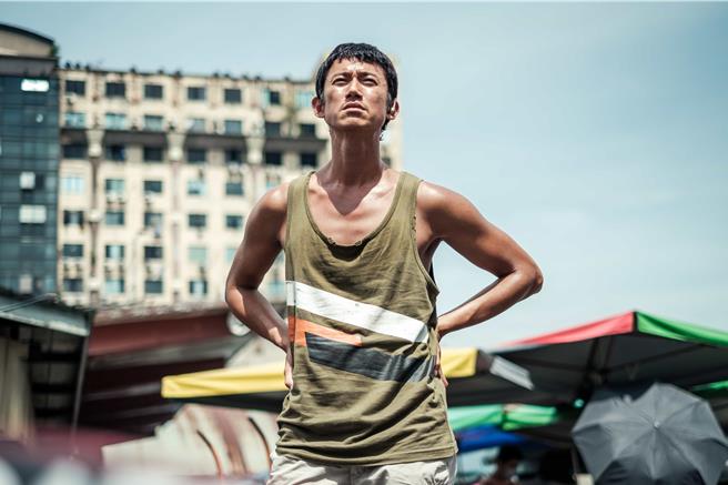 吴慷仁在片中饰演苟活在马来西亚社会底层的听障者，开拍前就努力让自己融入当地。（甲上娱乐提供）