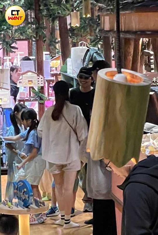 杨铭威一头卷髮戴着帽子、墨镜是位酷爸爸。（图／本刊娱乐组）