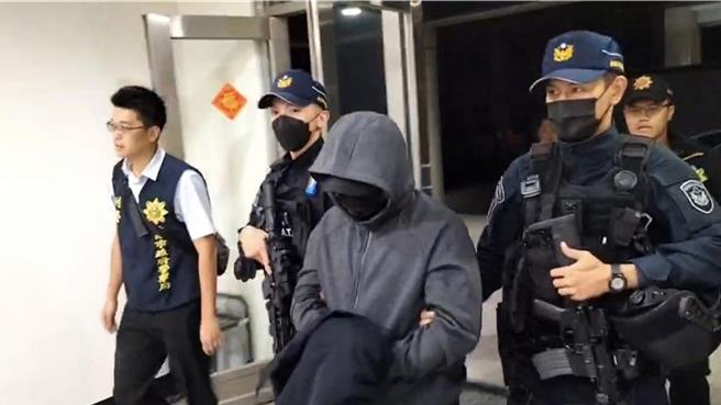 台南市北門區光電槍擊案，許姓槍手（右二）21日凌晨被台南地方法院裁准羈押禁見。（本報資料照片）