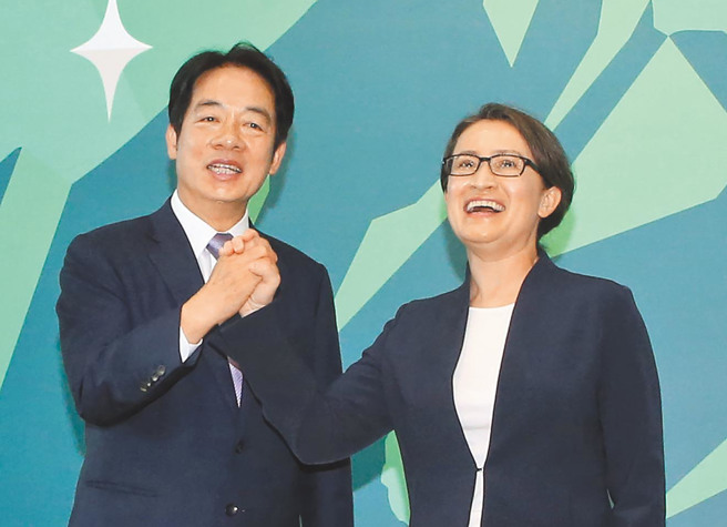 民进党总统参选人赖清德（左）20日正式宣布副手由驻美代表萧美琴（右）出任，两人一同拍照，展现携手合作的决心。（资料照,赵双杰摄）